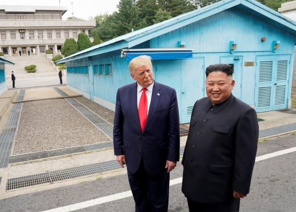الرئيس الأمريكي دونالد ترامب والزعيم الكوري الشمالي كيم جونج أون في منطقة بانمونجوم منزوعة السلاح التي تفصل بين الكوريتين في صورة من أرشيف رويترز.